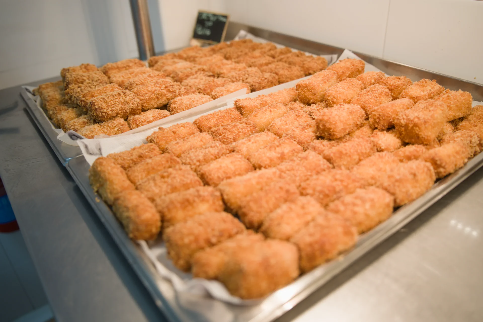 Platos caseros preparados en el mostrador del asadero