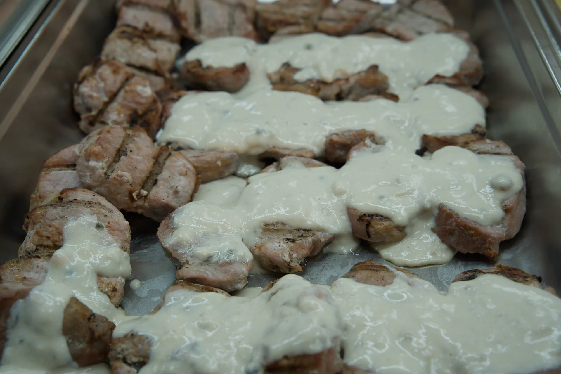 Carne cocinada a la brasa y preparada en bandeja