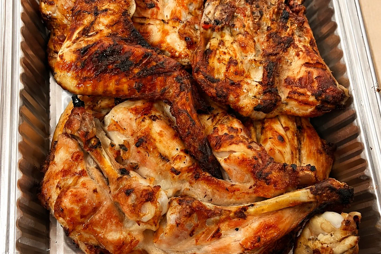 Pollo a la brasa dorado y marcado por la parrilla